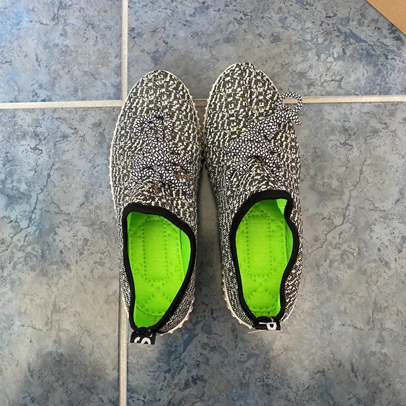 Sneakers - Picture 4 of 9